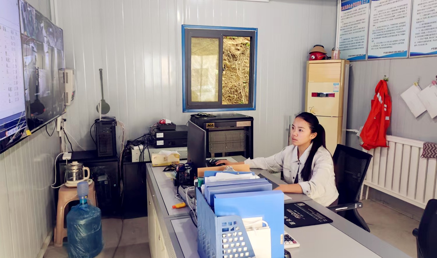 堅(jiān)守安全防線，綻放巾幗風(fēng)采｜記西溝鐵礦安全監(jiān)控員黃春玲